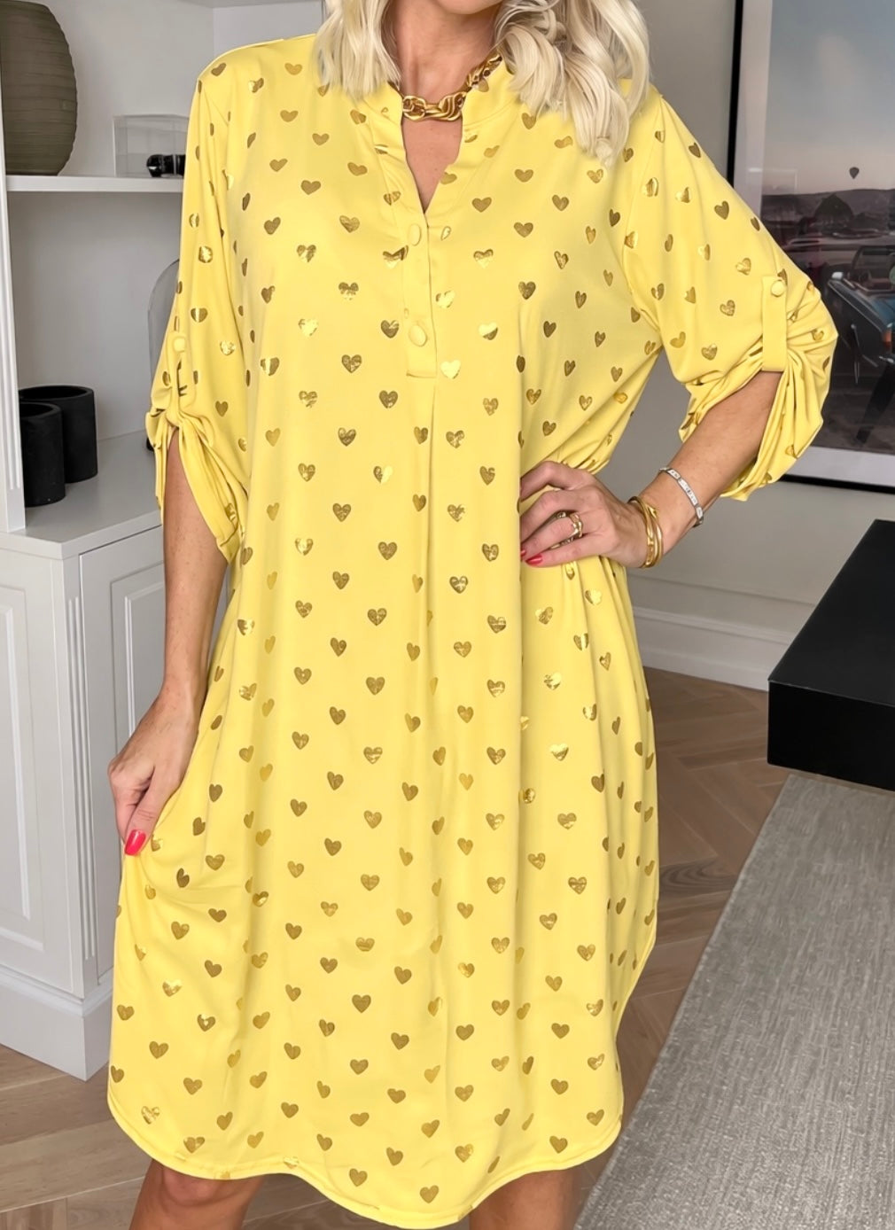 Ebba Gold Heart - Plus size resårklänning med guldfärgade hjärtdetaljer